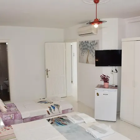 Beyaz Alacati Bed & Breakfast *