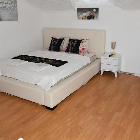 Beyaz Alacati Bed & Breakfast *